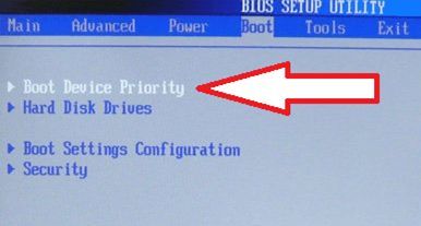 открываем раздел Boot Device Priority